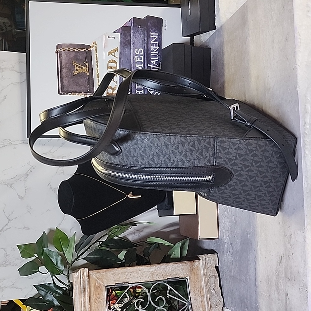 Michael Kors brand Sheila backpack - Picture 4 of 12